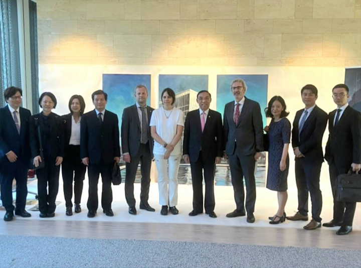 甫完成畫作之西班牙藝術家向訪團介紹創作理念