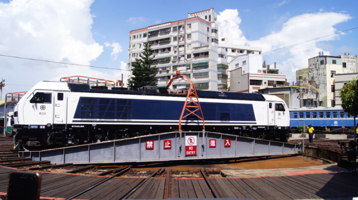 交通部台灣鐵路管理局10日下午在彰化扇形車庫舉辦R200型柴電機車見面會，現場安排藍白車身的R200型柴電機車緩緩駛入調車轉盤，吸引眾人目光。