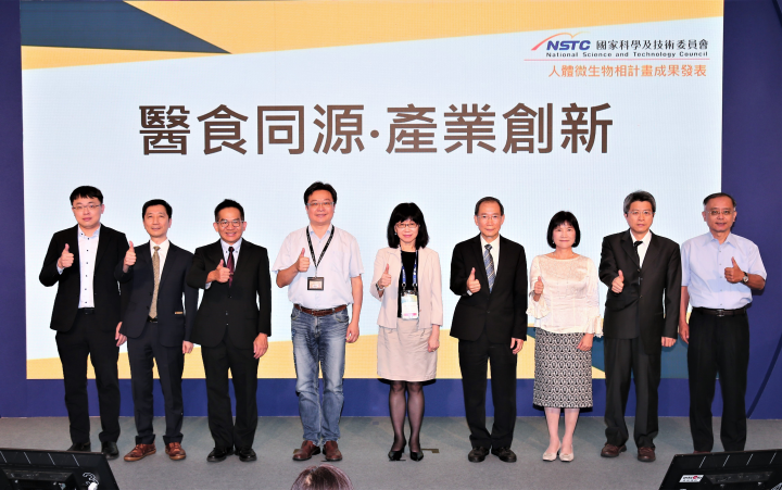 合影左起為臺灣大學醫學院附設醫院吳偉愷醫師、成功大學醫學院楊燿榮教授、陽明交通大學醫學院吳俊穎副院長、臺灣大學俞松良教授(總計畫共同主持人)、國科會陳儀莊副主任委員、亞洲大學醫學暨健康學院吳俊忠院長(總計畫主持人)、臺灣大學醫學院附設醫院高淑芬副院長、成功大學醫學院鄭修琦教授及長庚大學賴信志教授