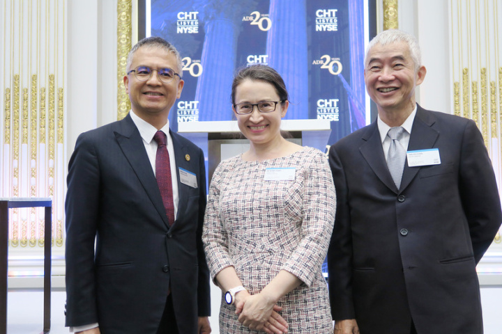 駐美代表蕭美琴（中）18日在紐約證券交易所與中華電信董事長郭水義（左）、前董事長賀陳旦（右）合影，慶祝中華電信赴美掛牌20週年。