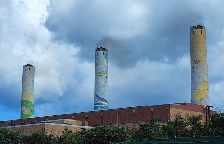 入夏以來，天氣都維持在攝氏30度以上高溫，加上進入觀光旅遊旺季，澎湖尖山發電廠持續穩定供電。