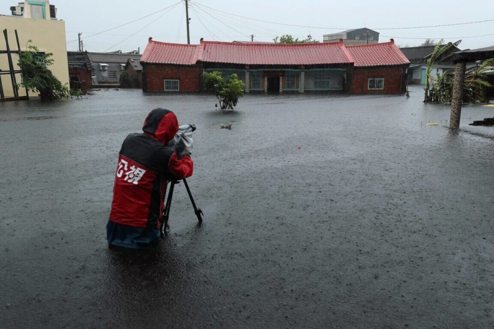 公視節目「我們的島」團隊堅持到事件現場獲得第一手的訊息，圖為團隊前往水災現場拍攝。（公視提供）
