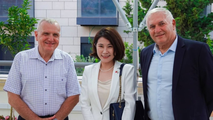 駐以色列代表李雅萍（中）、海法市博物館執行長亞基爾（Yotam Yakir，左）及海法市國會議員哈恩（Avihu Hahn）於「海法花展」現場合影。（駐以色列代表處提供）