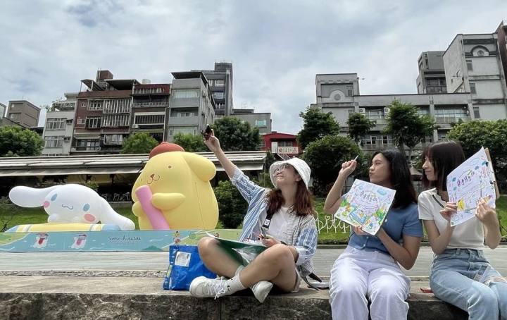 新北市觀光旅遊局舉辦「碧潭寫生趣」活動，讓三麗鷗家族明星化身寫生藝術家，即日起在碧潭風景區展出，並將在8日、15日及22日推出實體親子創意著色及寫生活動，歡迎大小朋友走訪同樂。（新北市觀旅局提供）
