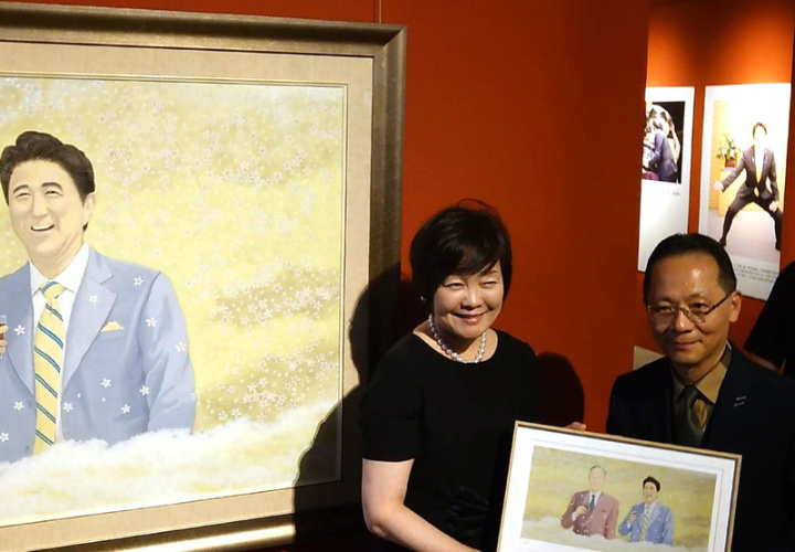 日本已故前首相安倍晉三夫人安倍昭惠（右2）18日下午到台南耘非凡美術館參觀安倍晉三紀念影像展，在主辦單位人員導覽下欣賞現場展示作品。