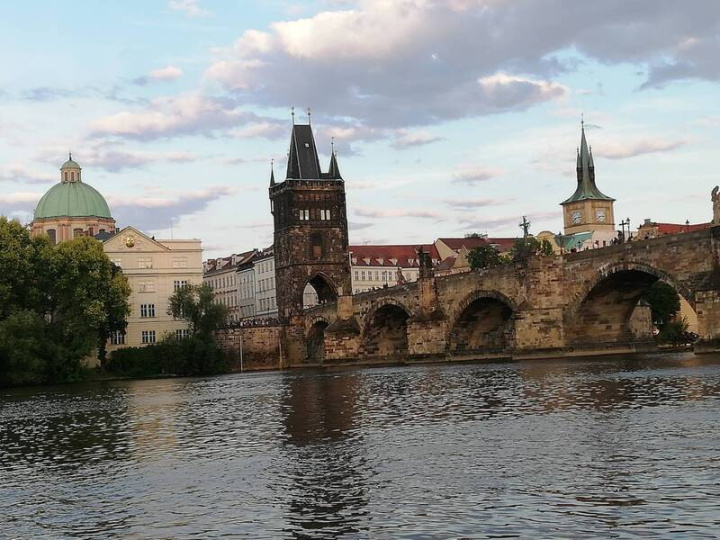 位於捷克首都布拉格的「查理大橋」已屹立近700年，這座古老石橋約500餘公尺長，東西兩端各有一座哥德式橋塔，巴洛克風格的雕塑沿橋身兩側佇立，有如一座露天藝廊