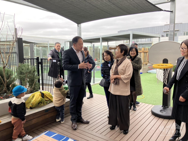 創辦人吳青洋帶領徐佳青參觀Little Lane並說明其理念及精神