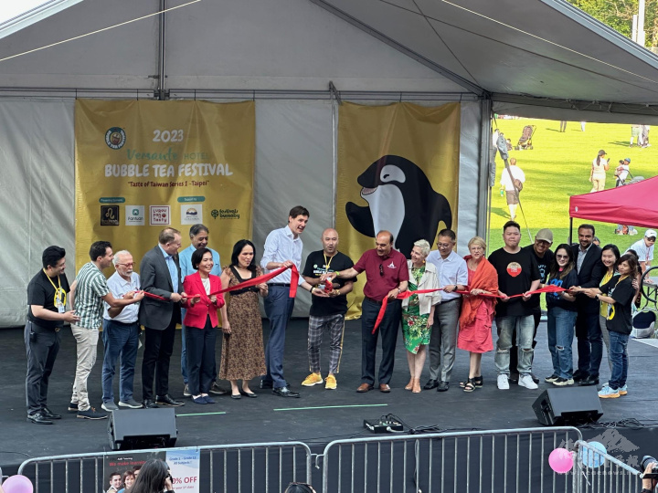 主席加拿大多元交流協會會長楊晟帆(左9)與卑詩省省長尹大衛(左8)、駐溫哥華辦事處處長劉立欣(左5)及主流政要為活動剪綵