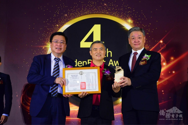 大發食品創辦人許玉林（圖中央），其公司旗下的糕餅禮盒，不僅是當地旗艦品牌，也同受國內企業認可。圖為許玉林去年獲頒第四屆品牌金舶獎海外僑臺商組合影