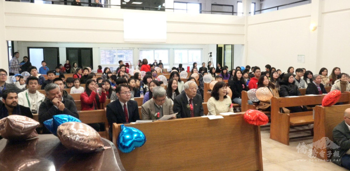 出席貴賓有謝妙宏(中排右一)、僑務委員林英忠(中排右二)，僑務委員楊振壽(中排右三)、僑務秘書丁健民(中排右四)