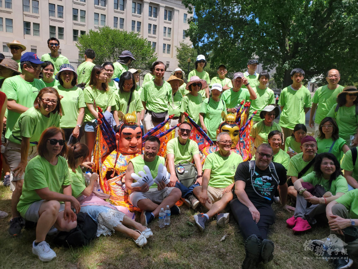 阮昭雄(中)與華府鄉親共同合影