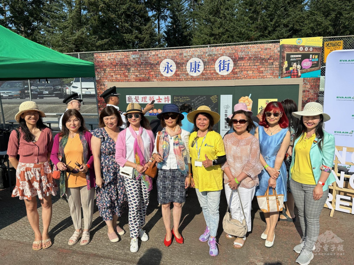 僑務組組長陳碧蓮(中)、僑務委員游慈心(右4)、大溫哥華臺灣僑界聯合會共同主席謝明珠(右3)、黃宗芹(左4)、張健理(右2)、加拿大臺灣同鄉會會長洪淑芬(左2)、世華溫哥華分會會長陳品方(左3)及卑詩省城鎮事務廳長康安禮(右1)與僑領貴賓在永康街牌樓景前合影