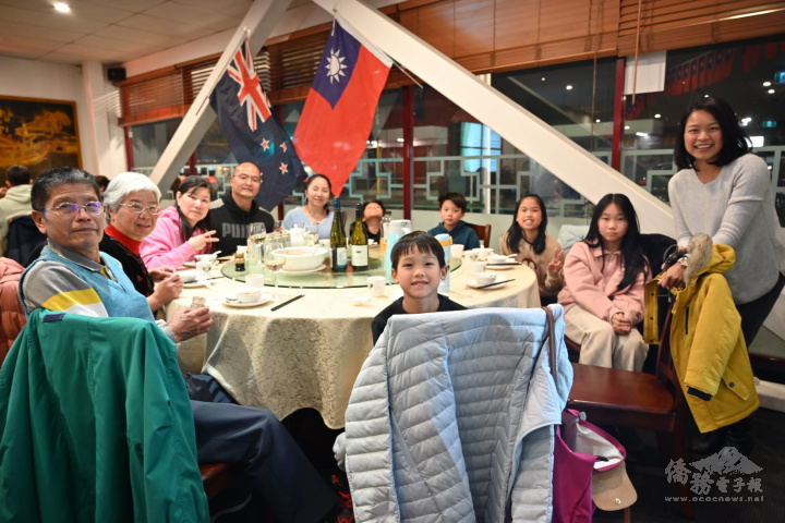 南島臺商協會輔導會長胡振軒（左四）全家出動支持華興會員大會