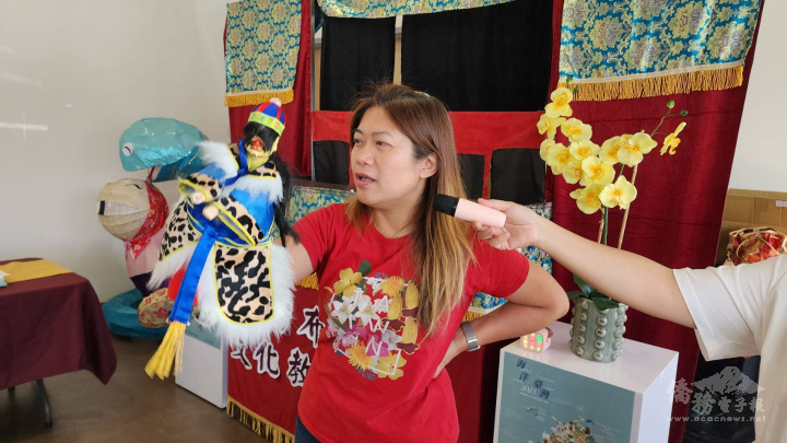 布袋戲操偶師向小朋友介紹怎麼操作布袋戲