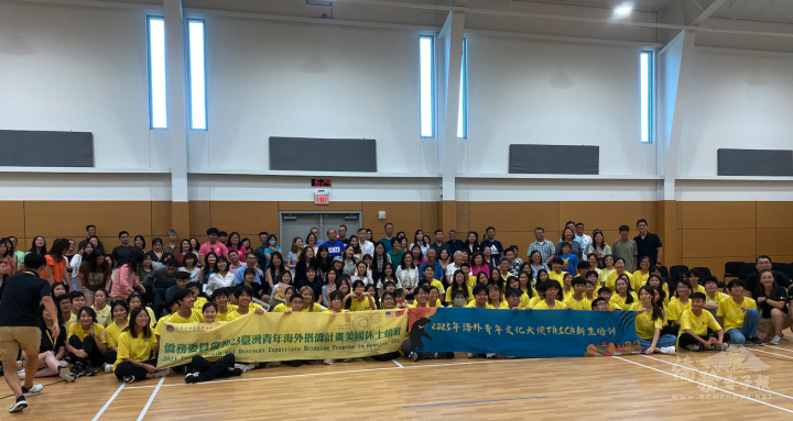 搭僑青年與海外青年文化大使全體合影