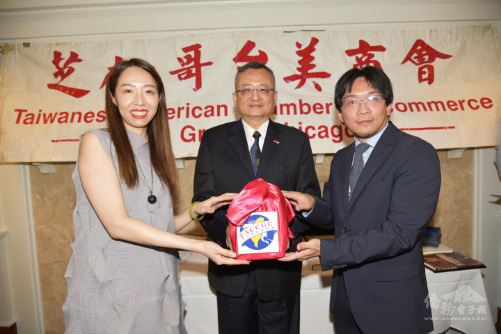 青商部卸任會長駱威蓉交接印信給新任會長林辛承，由類延峰監交