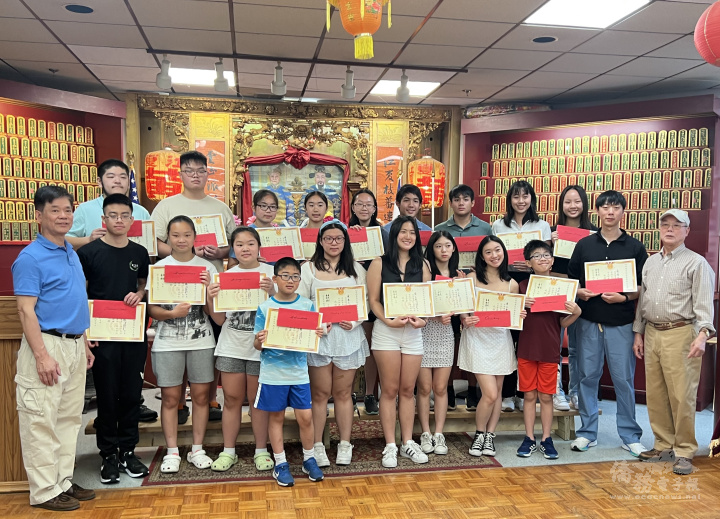 7月1日出席領獎學子和黃氏宗親會主席黃偉健(左一)、黃光沐(右一)合影。