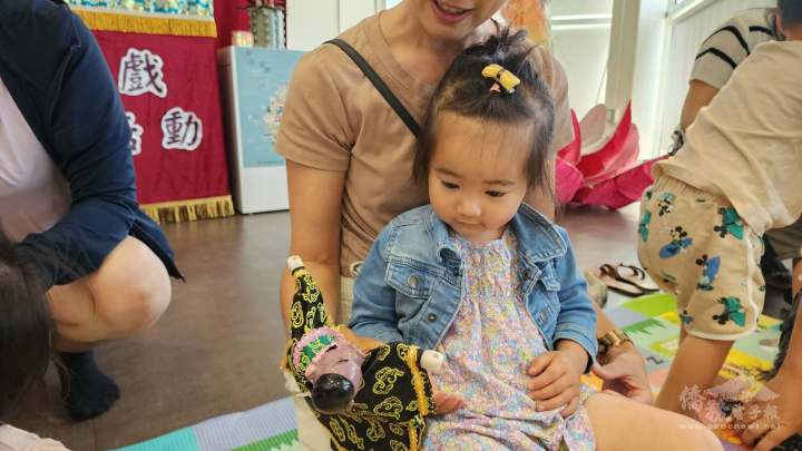 小朋友和布袋戲面對面接觸