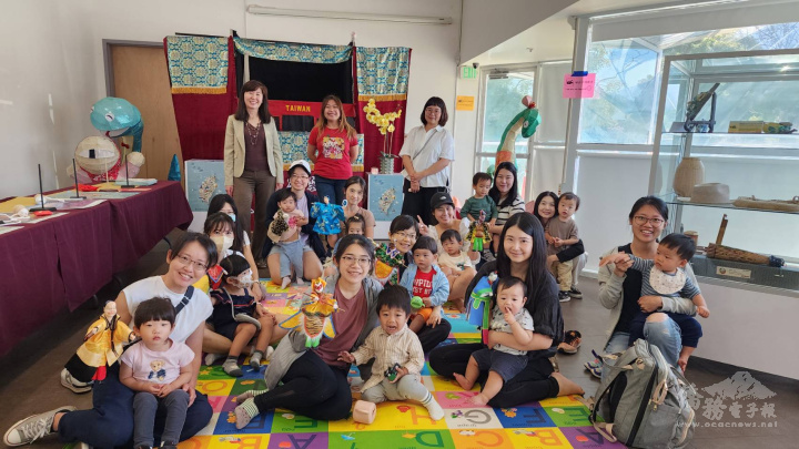 文教中心有趣的布袋戲演出吸引超過20組家庭觀戲