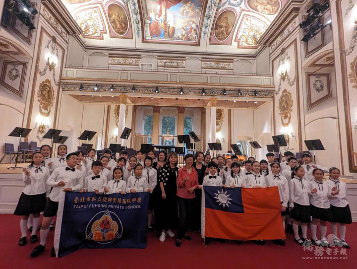 北市復興實驗中學合唱團及張小月合影於奧地利的愛斯特哈澤宮(Schloss Esterházy)