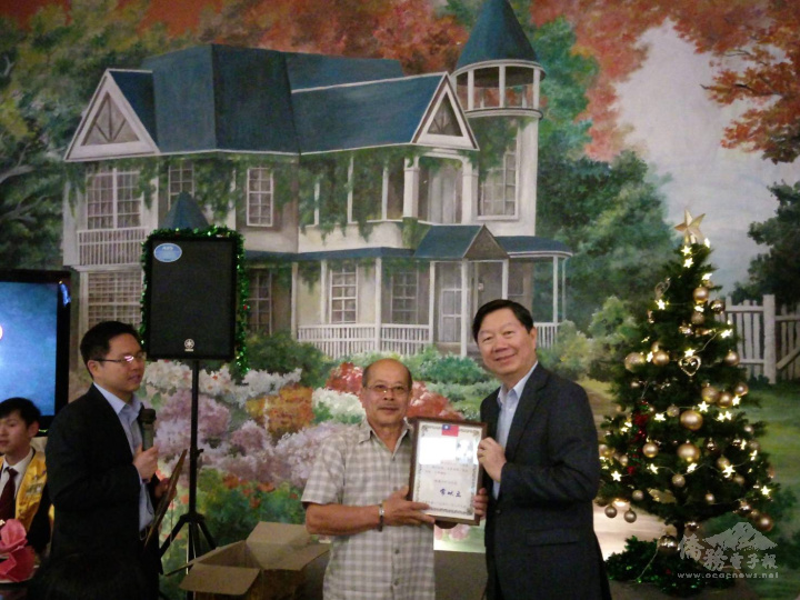 2018年曾廣友代表西澳越棉寮華人聯誼會接受駐澳大利亞大使常以立（右）頒發感謝狀