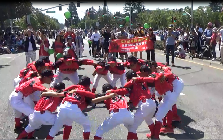 新北市新埔少棒隊行經司令臺前隊呼獲得極大的掌聲