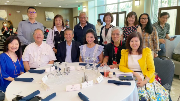 支持原聲合唱團來南加州演出的僑領