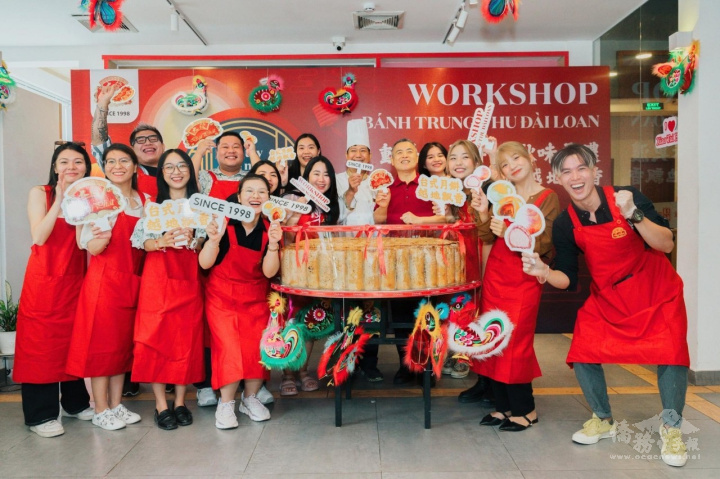 大發食品的麵包烘焙門市，每年皆會舉辦糕點工作坊，除邀請專業師傅現場教學，也讓民眾體驗親手製作糕點。圖為中秋節「動手做月餅workshop」活動合影