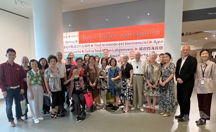 MFA館長Matthew Teitelbaum (前右二)特地到場，歡迎中華專協到該館參觀。