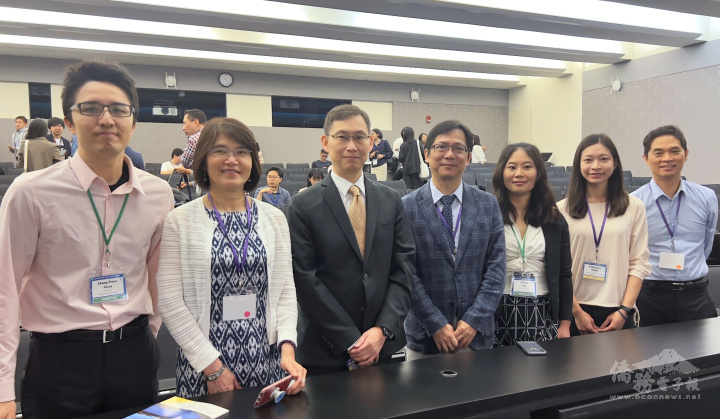 波士頓臺灣人生物科技協會會長邱亮源(左一)，何逸雲(右三)和嘉賓，(左二起)教育組組長黃薳玉，辦事處處長孫儉元，科技組組長蔡孟勳，哈佛大學臺灣同學會會長謝郁俐，科技組秘書楊明儀。