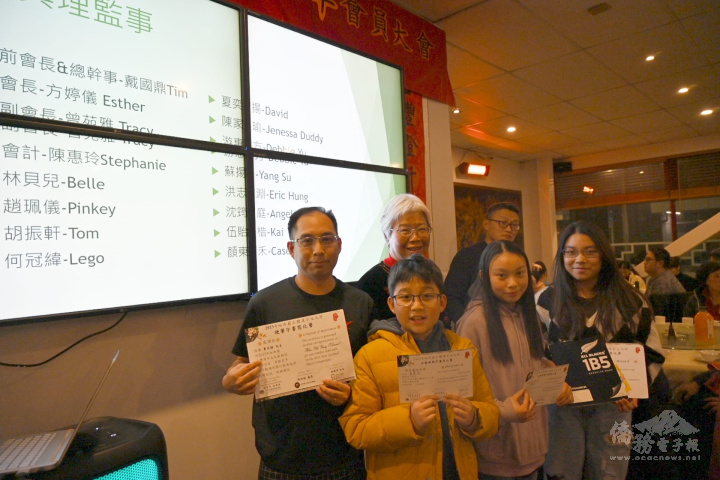 主任楊玉華頒發參與紐西蘭正體漢字文化節硬筆字書寫比賽得獎學生獎狀