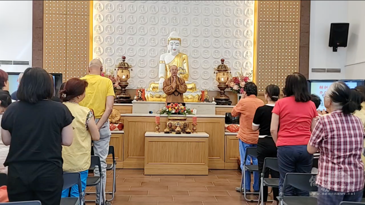 現場觀眾和慧寬法師合十行禮表達敬意和謝意
