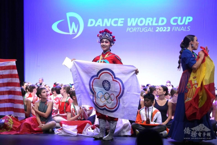 選手林佳臻在青少年民俗舞蹈獨舞（Children Solo National and Folklore Dance）類別獲得金獎。（陳怡如提供）