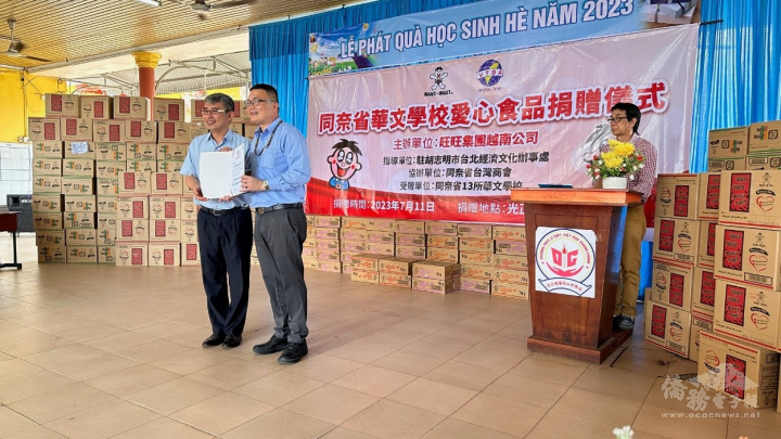 吳明穎(左)贈送商會感謝狀予旺旺食品公司