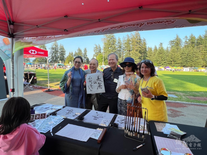 本那比市議員Richard Lee（圖中）特別走到FASCA攤位，寫下「美麗的臺灣」並表示8月將前往臺灣觀光