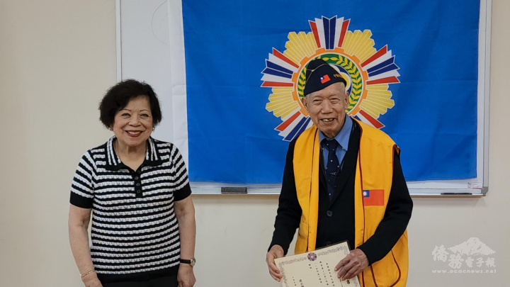 波士頓榮光會監事長黃服昇(右)交棒給新任監事長池元真(左)