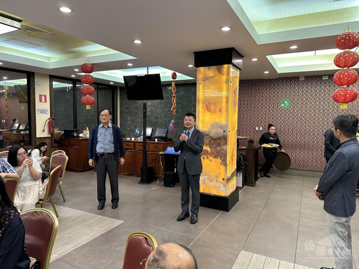 僑務諮詢委員李志仁介紹董惠鈞予僑界認識