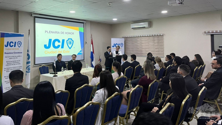 張呈祥（臺前左位）受邀於國際青年商會東方市分會致詞並簽署「跨組織合作協議」