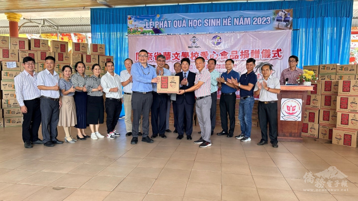 韓國耀、吳明穎(中間)共同見證捐贈儀式