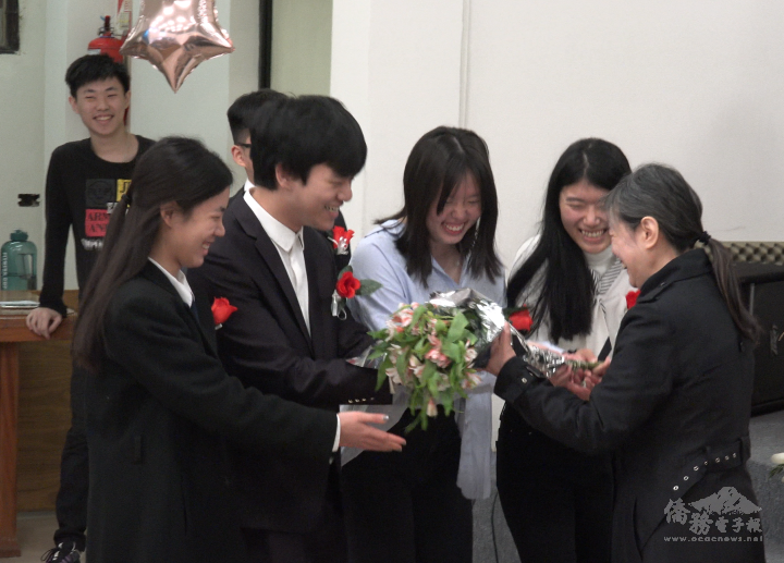 高中畢業生獻花給班導師
