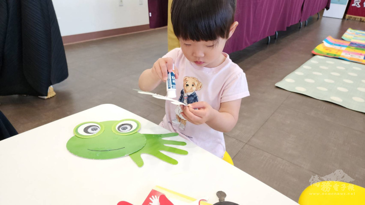 紙偶手作活動，讓小朋友用紙手指貼出不同的動物