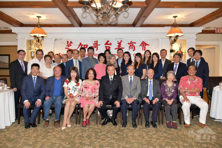 年會圓滿成功，宴會結束全體與類延峰  (前排中) 合影留念