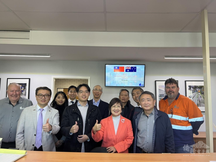 徐佳青參訪僑務諮詢委員陳俊明(前排右1)創辦之JDS Metal Door Frames公司