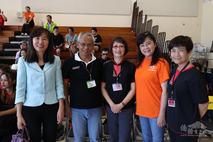 主任莊雅淑（左1）歡迎臺灣原聲童聲合唱團指揮馬彼得（左2）蒞訪金山灣區