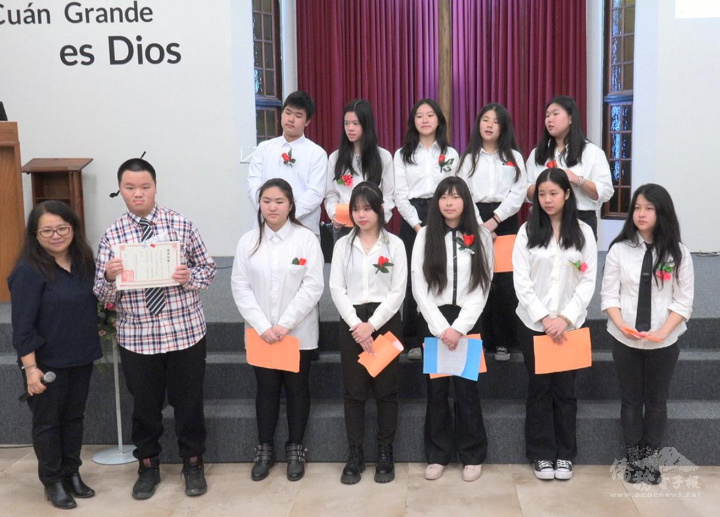 國中畢業生獻唱