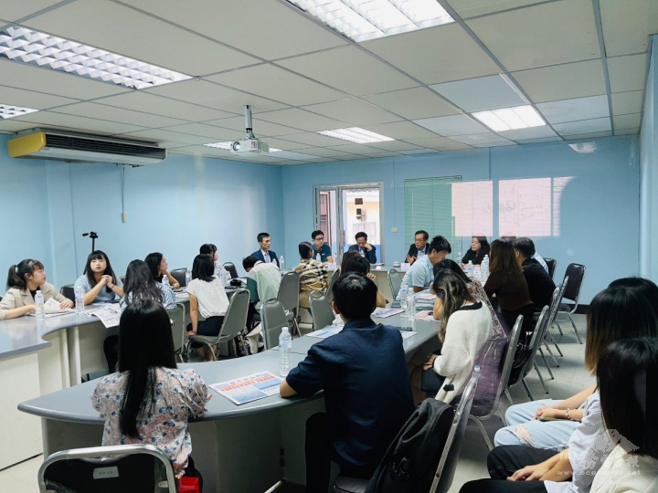 邱光盛向搭僑學員進行報社簡介及交流.