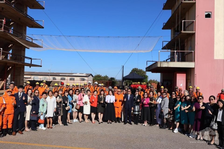 世華姐妹們和消防署消防人員合影