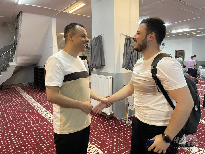 大家帶著歡樂的心情相互問候，彷彿彼此間都充滿了兄弟姐妹的情誼，猶如過年般熱鬧而開心。