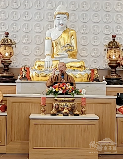 慧寬法師為現場觀眾說明正面思考的重要性