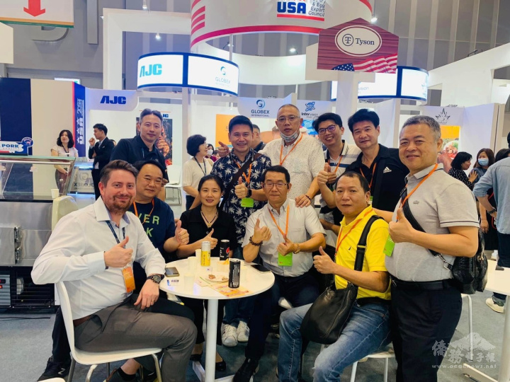 許玉林除了帶領大發積極打入越南內銷市場外，也多方參與國際食品展，開拓外銷市場客戶。圖為許玉林與股東們在越南參展合影